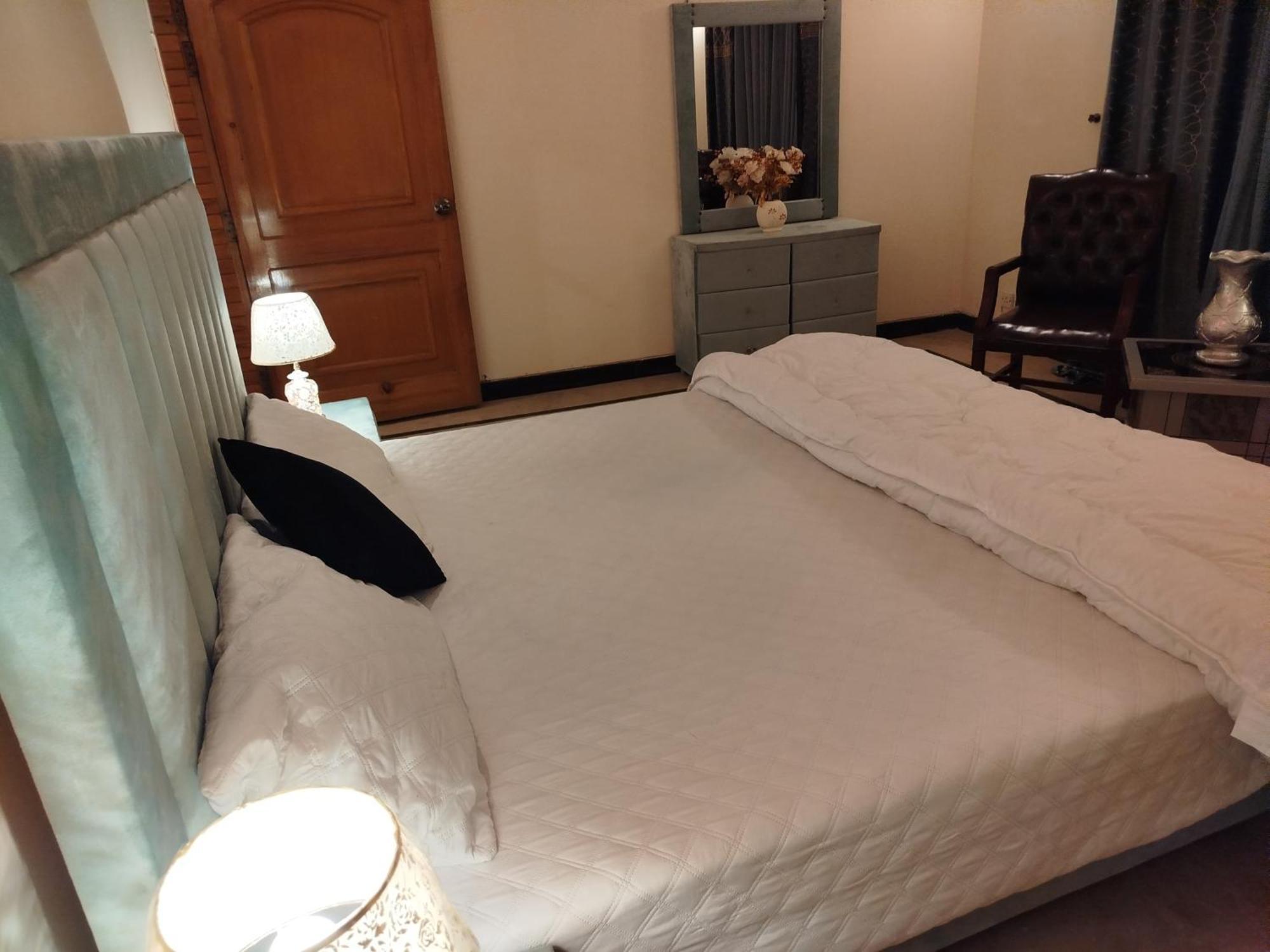 Royal Residential Hotel Исламабад Екстериор снимка